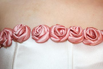 ガーデンウエディングドレス 薔薇の巻きバラの上品さで舞台が彩ります　コンサート　ピアノ発表会　パーティードレスの画像