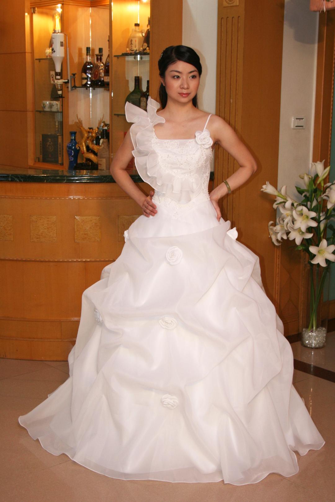 ウエディングドレス　　プリンセスライン  ツーショルダー　チャペル挙式　ガーデニングウエディング　結婚式　披露宴の画像