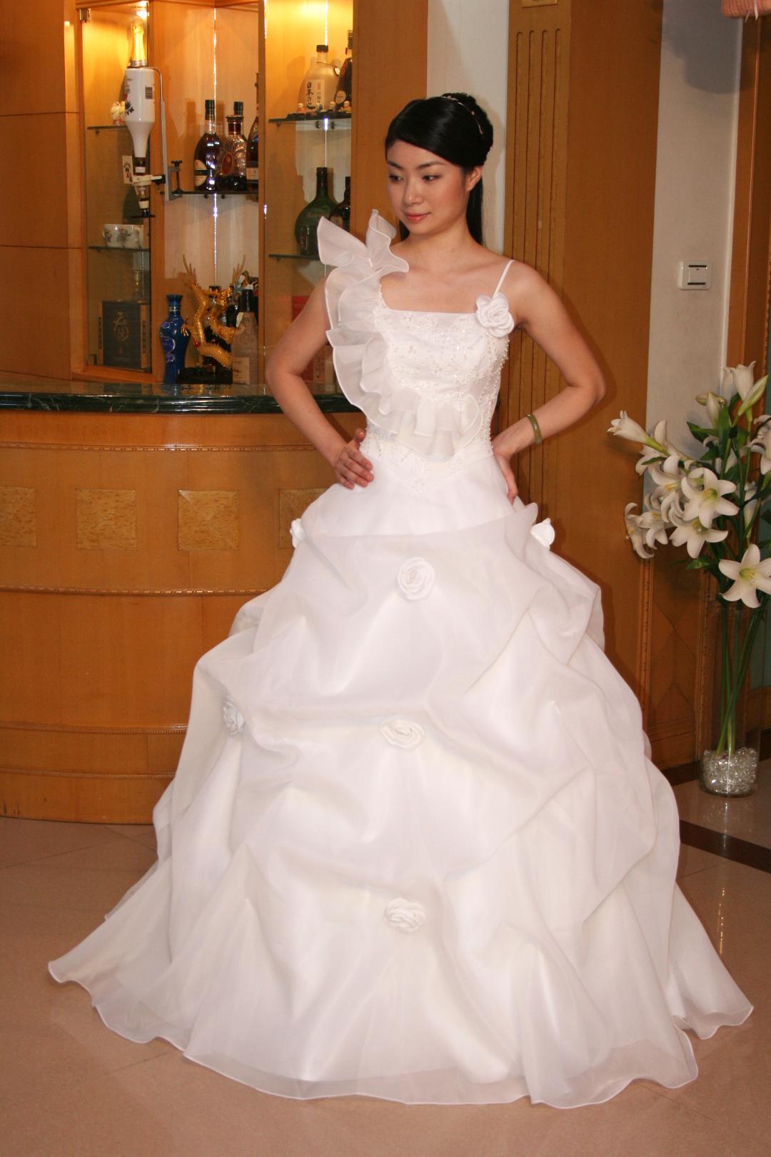 ウエディングドレス　　プリンセスライン  ツーショルダー　チャペル挙式　ガーデニングウエディング　結婚式　披露宴の画像