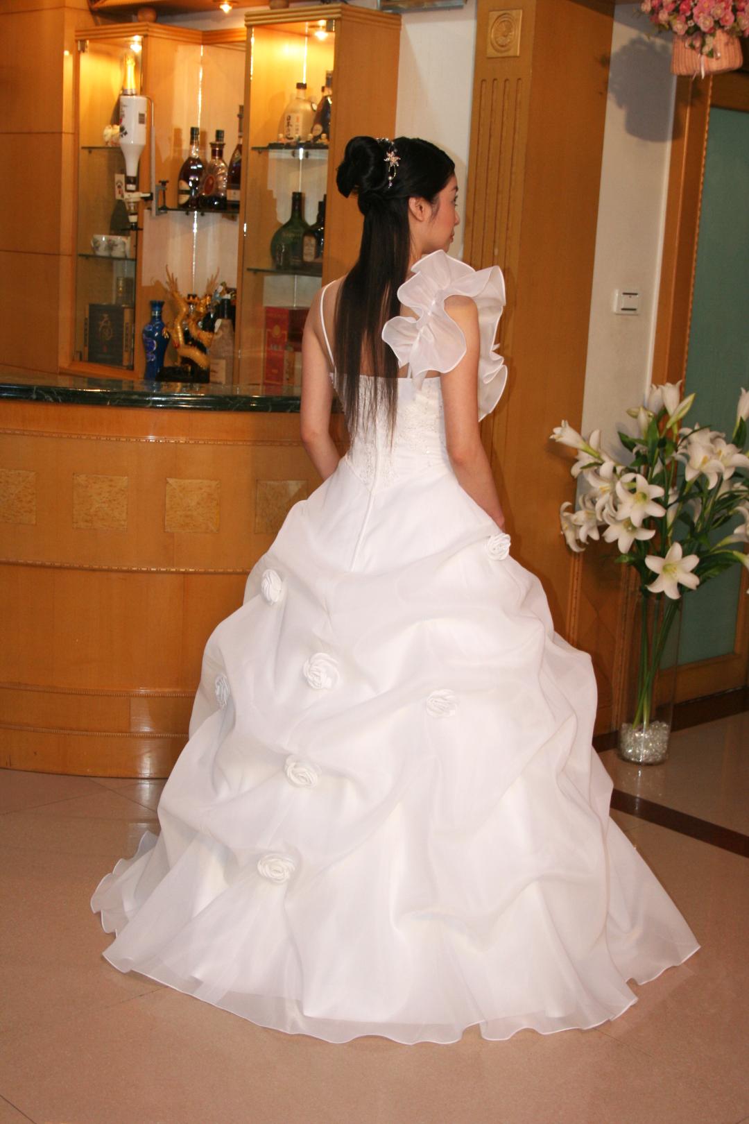 ウエディングドレス　　プリンセスライン  ツーショルダー　チャペル挙式　ガーデニングウエディング　結婚式　披露宴の画像