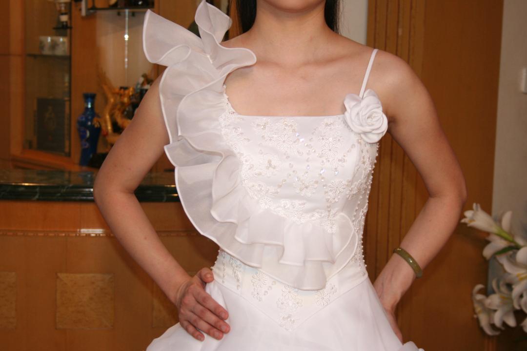 ウエディングドレス　　プリンセスライン  ツーショルダー　チャペル挙式　ガーデニングウエディング　結婚式　披露宴の画像