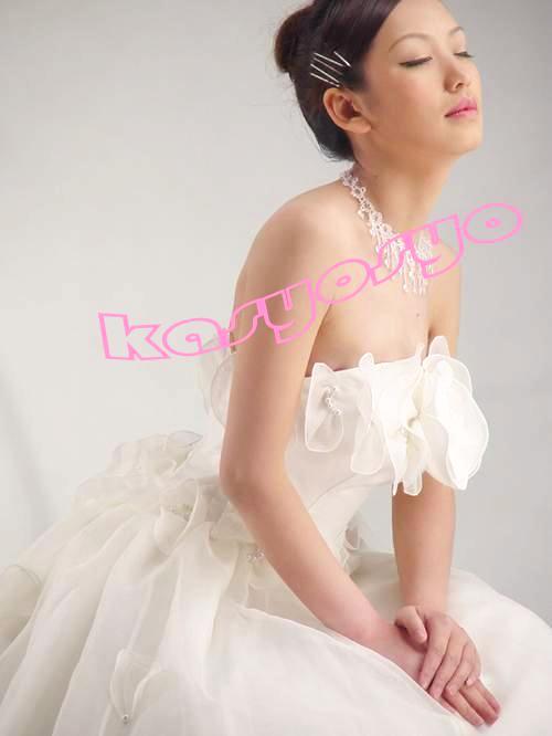 ウエディングドレス　ビスチェ　プリンセスライン　な手作り花びら　結婚式　チャペル式　披露宴　ガーデニングウエディングの画像