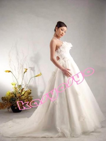 ウエディングドレス　ビスチェ　プリンセスライン　な手作り花びら　結婚式　チャペル式　披露宴　ガーデニングウエディングの画像