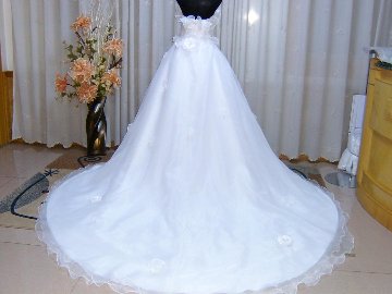 ウエディングドレス　ビスチェ　プリンセスライン　な手作り花びら　結婚式　チャペル式　披露宴　ガーデニングウエディングの画像