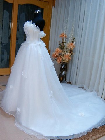 ウエディングドレス　ビスチェ　プリンセスライン　な手作り花びら　結婚式　チャペル式　披露宴　ガーデニングウエディングの画像