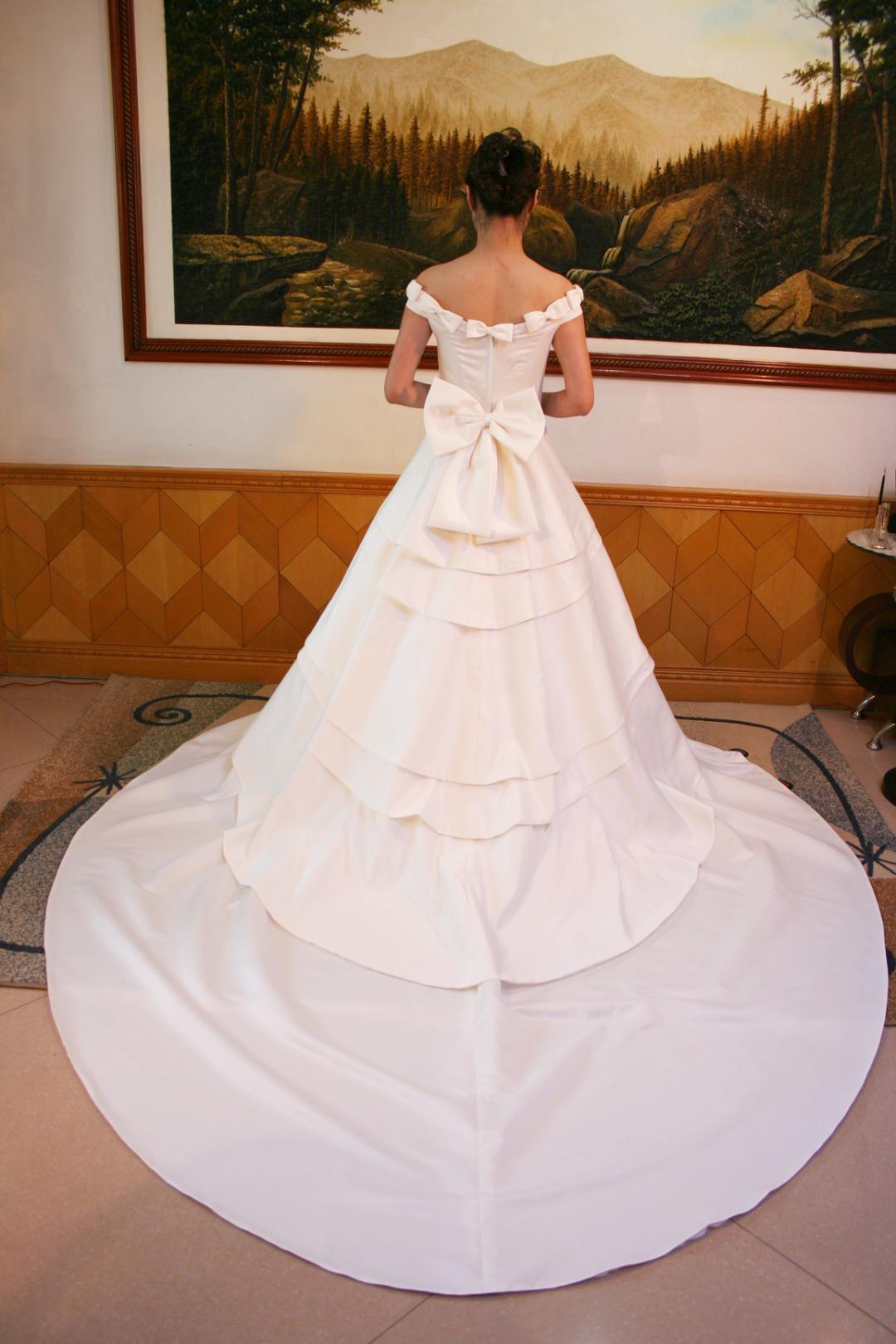 ウエディングドレス　オフショルダー　プリンセスライン　結婚式　チャペル式　披露宴　撮影会　記念写真画像
