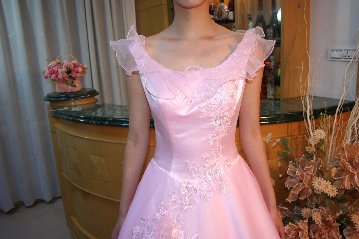ウエディングドレス　プリンセスライン　3色展開　ピンク　赤　カラードレスの画像