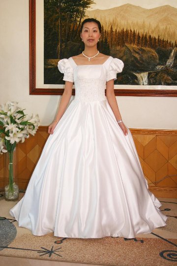 ウエディングドレス パフスリーブ　プリンセスライン　チャペル　ウェディング　結婚式　披露宴画像