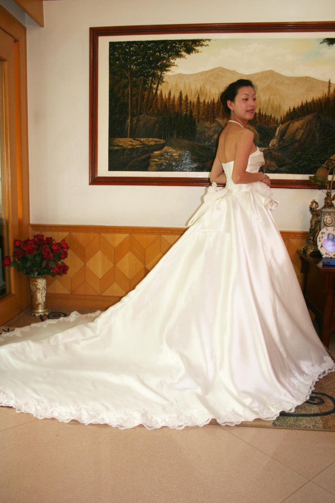 ウエディングドレス ハート形ビスチェ　プリンセスライン　光沢のあるシルクサテンの画像