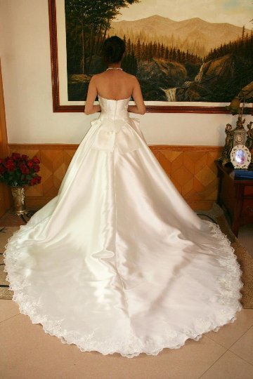 ウエディングドレス ハート形ビスチェ　プリンセスライン　光沢のあるシルクサテンの画像
