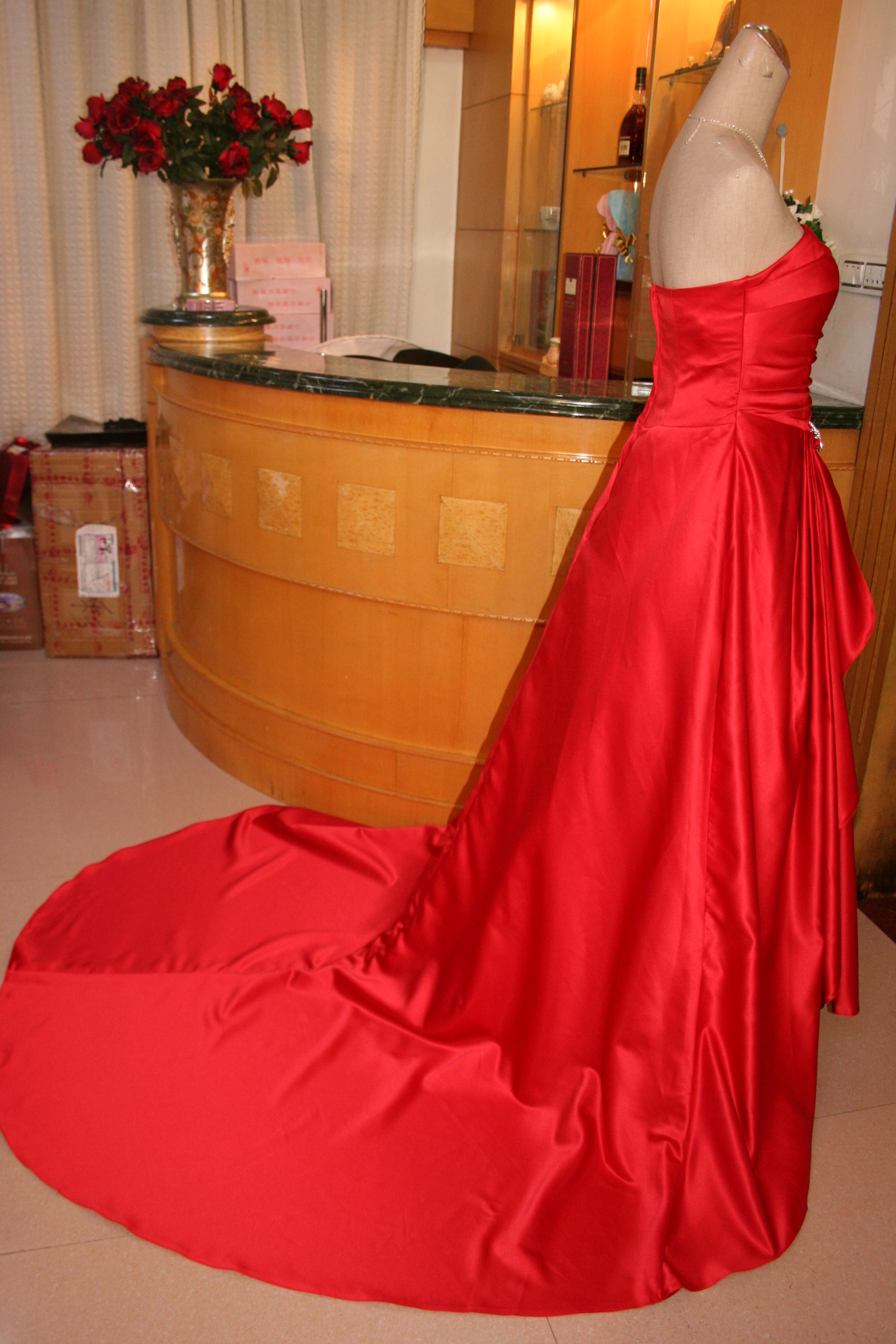 ウエディングドレス　ビスチェ　プリンセスライン 白と赤２色展開の画像