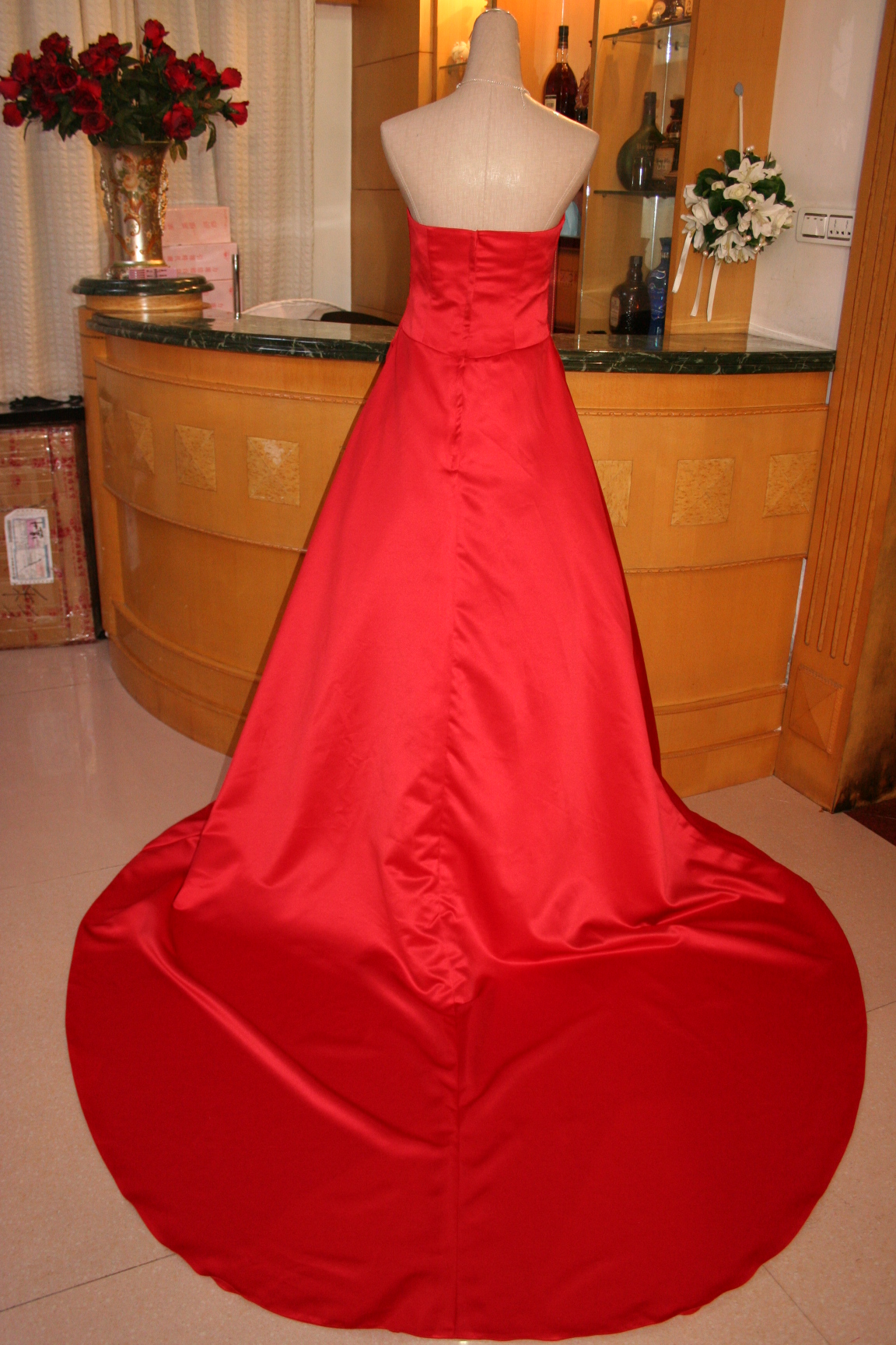 ウエディングドレス　ビスチェ　プリンセスライン 白と赤２色展開画像