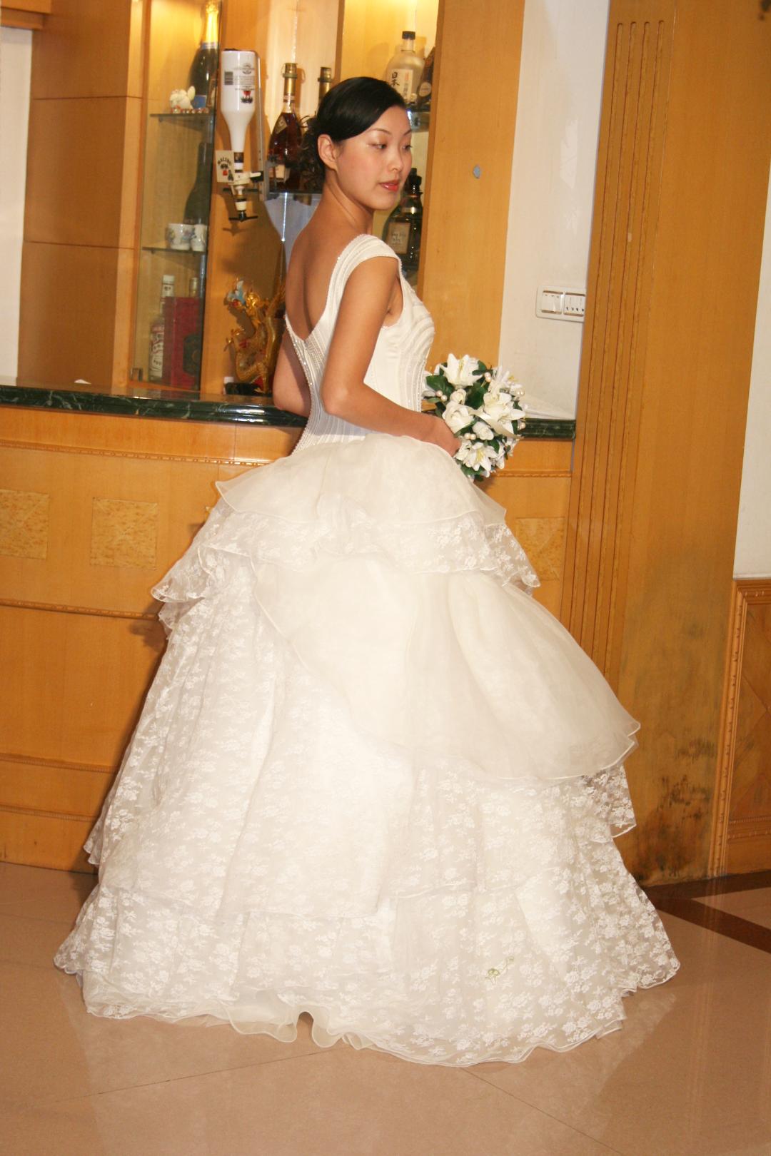 ウエディングドレス　スカート総レース　プリンセスライン　結婚式　披露宴　ガーデニングウエディングの画像