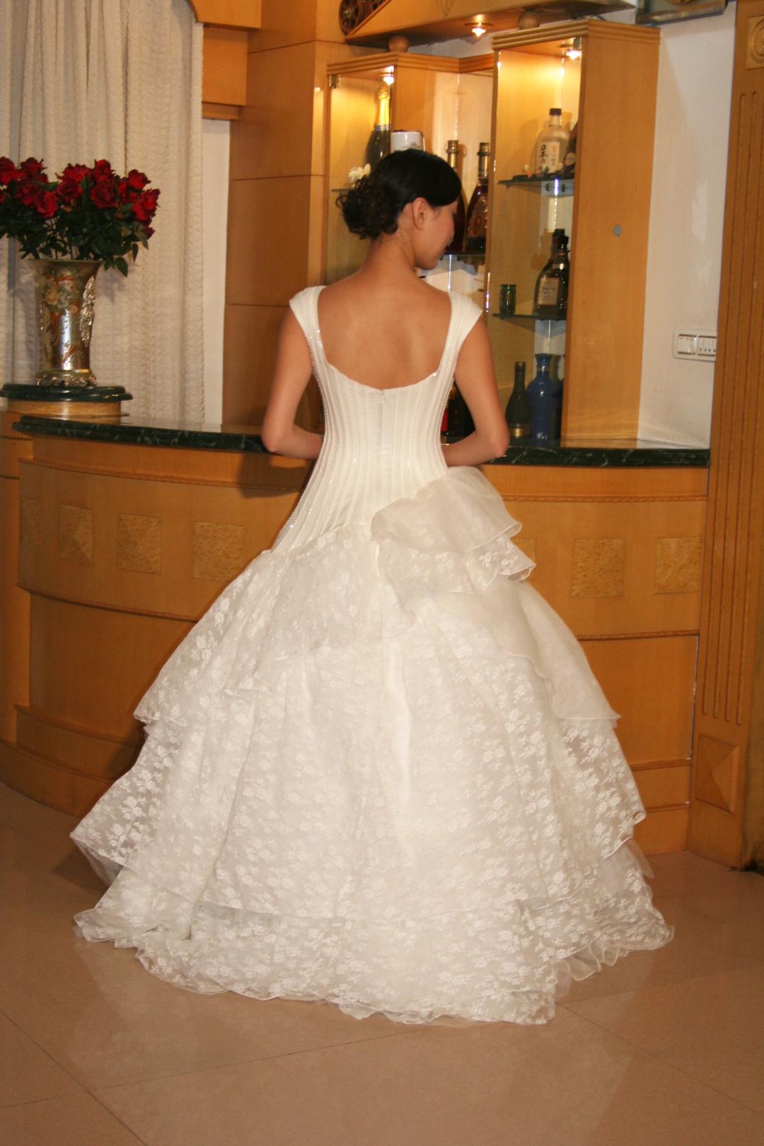 ウエディングドレス　スカート総レース　プリンセスライン　結婚式　披露宴　ガーデニングウエディングの画像
