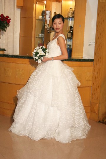 ウエディングドレス　スカート総レース　プリンセスライン　結婚式　披露宴　ガーデニングウエディングの画像