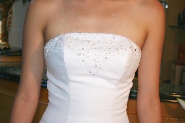 純白なイメージのウエディングドレスの画像