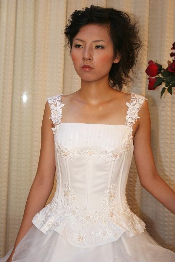 ウエディングドレス プリンセスライン ツーショルダーの画像