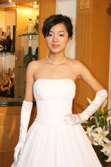 ウエディングドレス　ドレープデザイン　プリンセスラインの画像