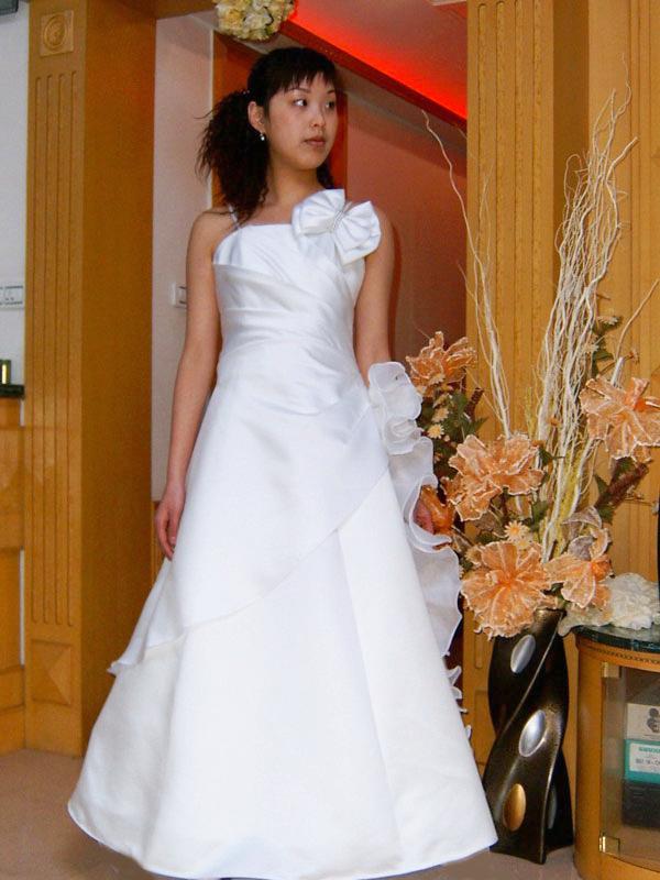 ウエディングドレス　ツーショルダー　リボンとフリルをモチーフにしたプリンセスラインの画像