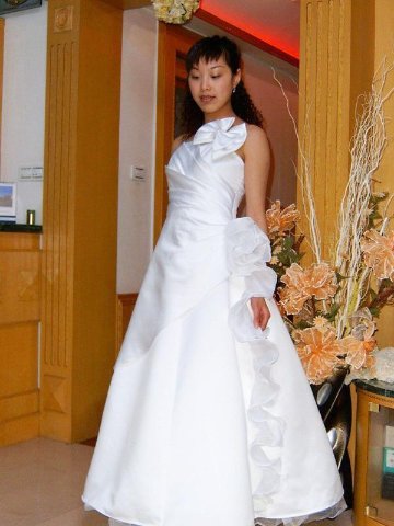 ウエディングドレス　ツーショルダー　リボンとフリルをモチーフにしたプリンセスラインの画像