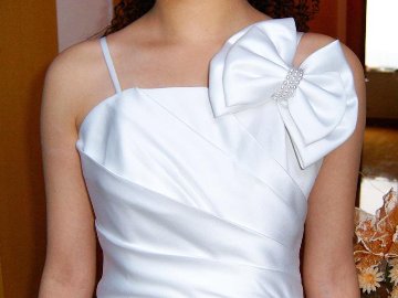 ウエディングドレス　ツーショルダー　リボンとフリルをモチーフにしたプリンセスラインの画像