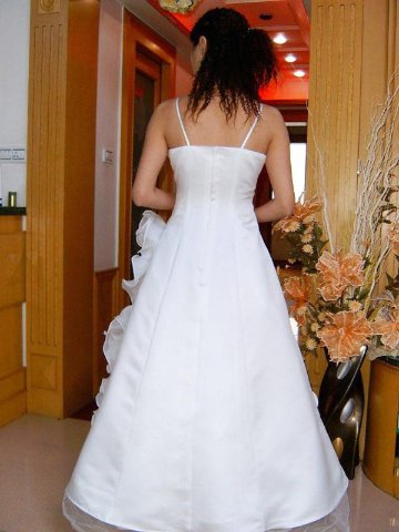 ウエディングドレス　ツーショルダー　リボンとフリルをモチーフにしたプリンセスラインの画像