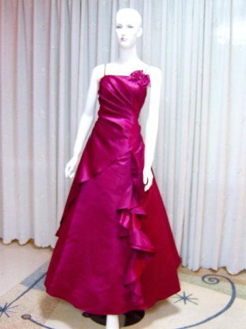 ウエディングドレス　ツーショルダー　リボンとフリルをモチーフにしたプリンセスラインの画像