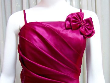 ウエディングドレス　ツーショルダー　リボンとフリルをモチーフにしたプリンセスラインの画像