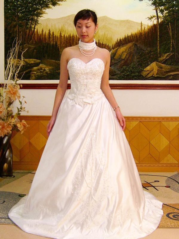 ウエディングドレス ビスチェタイプ　プリンセスライン　チョーカー付属画像