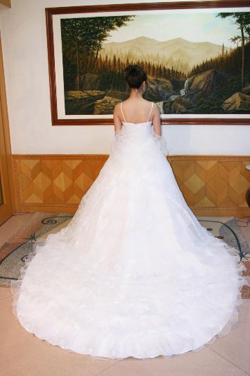 ウエディングドレス プリンセスライン ツーショルダー トレーンのフリルが綺麗でチャペル式にお薦めです画像