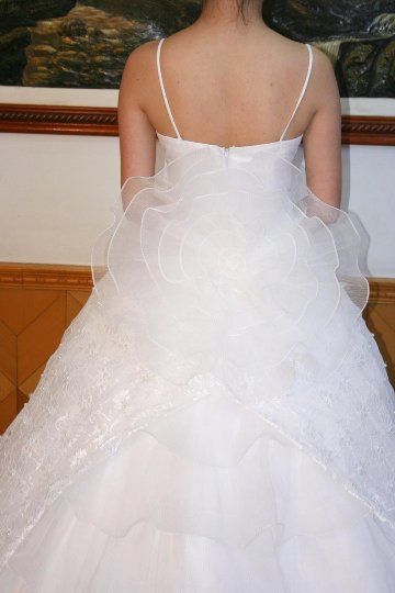 ウエディングドレス プリンセスライン ツーショルダー トレーンのフリルが綺麗でチャペル式にお薦めです画像