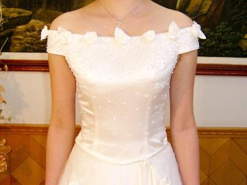 ウェディングドレス 可愛いオーラーが放つオフショルダー画像