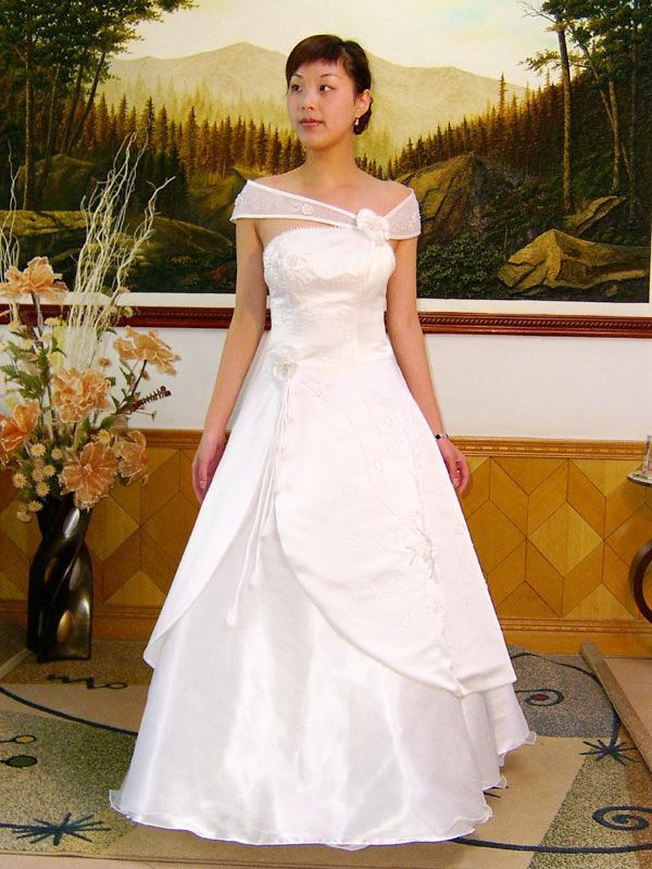 ウェディングドレス 可愛いオーラーが放つシースルーオフショルダー画像