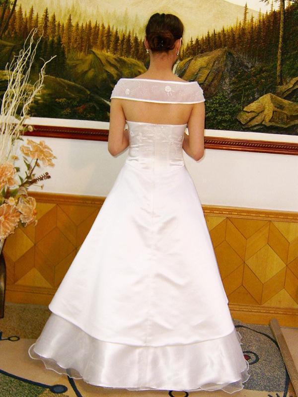ウェディングドレス 可愛いオーラーが放つシースルーオフショルダー画像