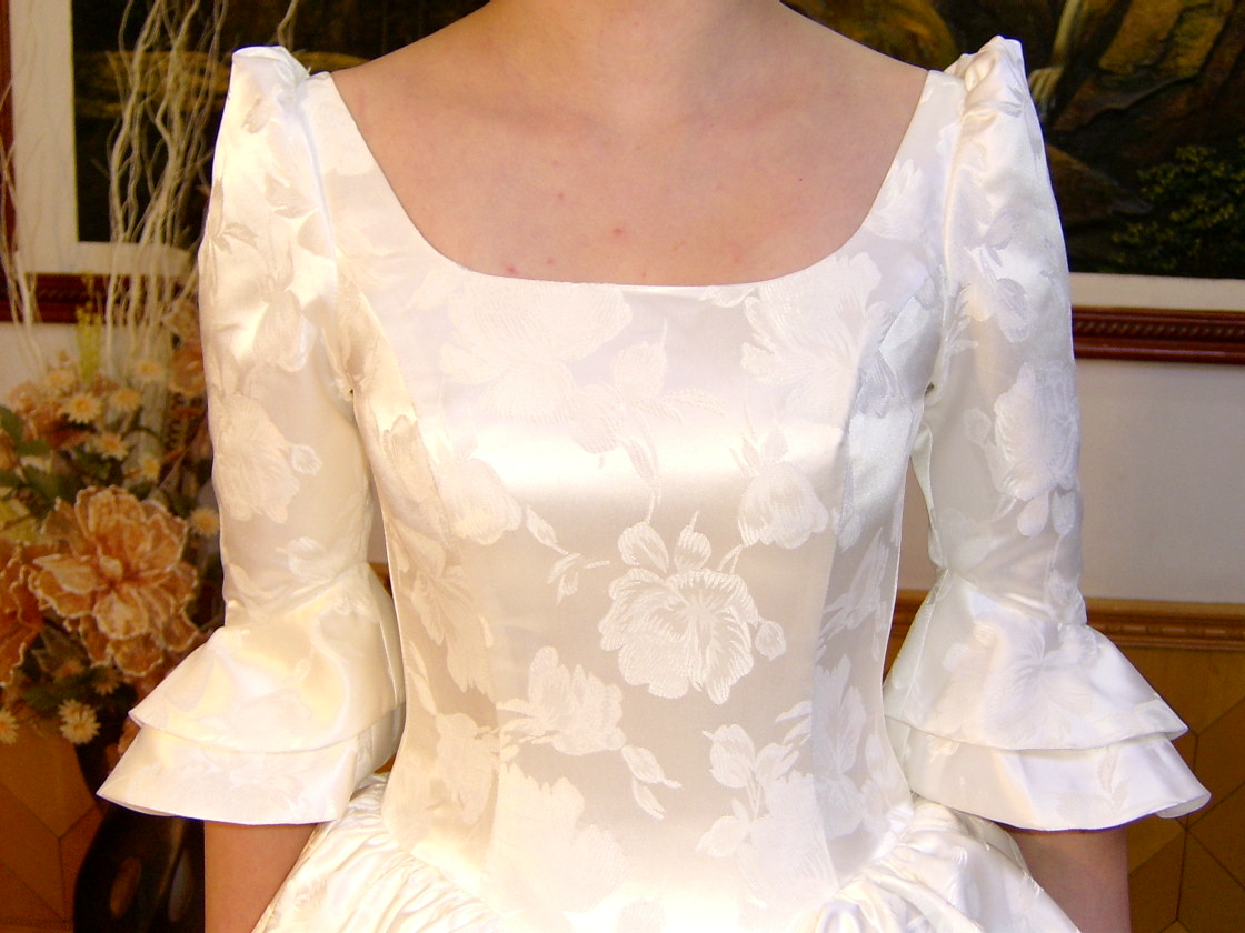 ウェディングドレス プリント花柄　プリンセスラインの画像