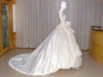 ロングトレーン正統派　フレア袖　ウエディングドレス　プリンセスラインの画像