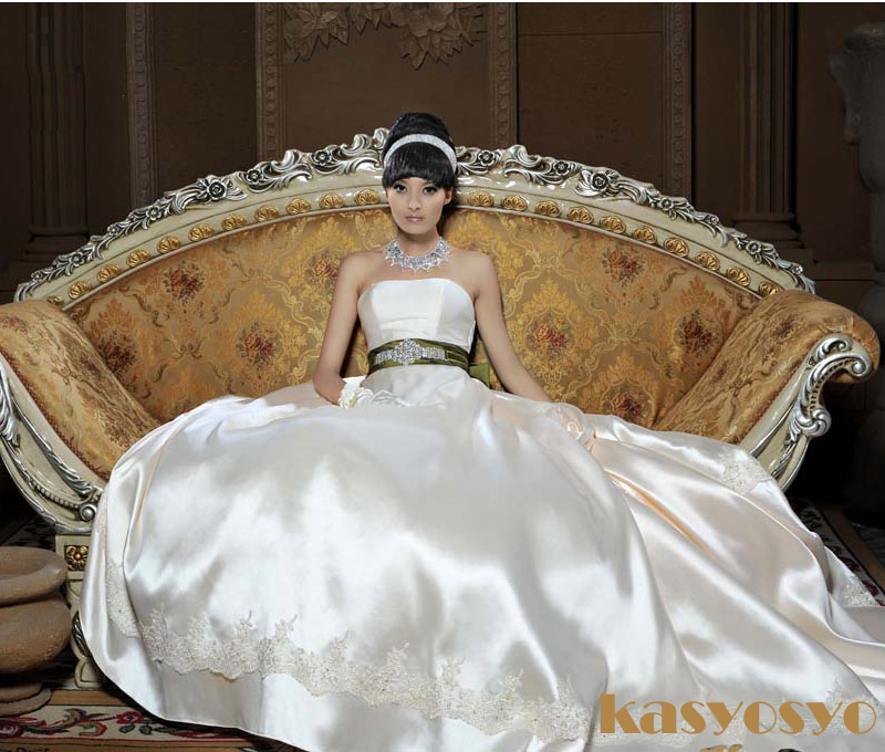 高級感のあるタックの付いたプリンセスのようなウエディングドレス　ビスチェ　ツートンカラーの画像