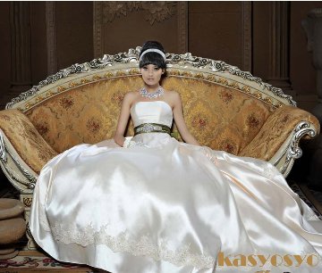 高級感のあるタックの付いたプリンセスのようなウエディングドレス　ビスチェ　ツートンカラーの画像