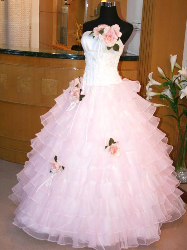 パーティードレス　レトロなコサージュとモダン風のドレスをミックスした１着　パニエを付ければ、スレンダーとしても着用可能の画像