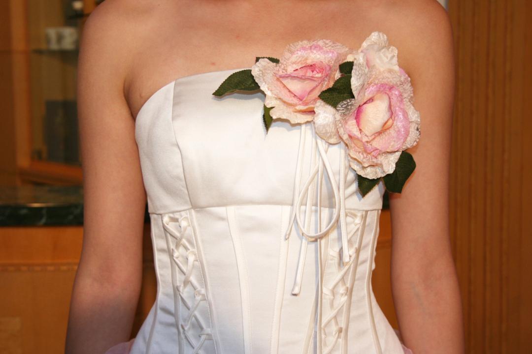 パーティードレス　レトロなコサージュとモダン風のドレスをミックスした１着　パニエを付ければ、スレンダーとしても着用可能の画像