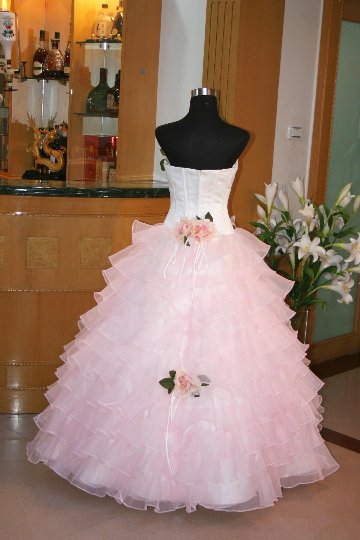 パーティードレス　レトロなコサージュとモダン風のドレスをミックスした１着　パニエを付ければ、スレンダーとしても着用可能の画像