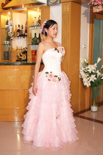 パーティードレス　レトロなコサージュとモダン風のドレスをミックスした１着　パニエを付ければ、スレンダーとしても着用可能の画像