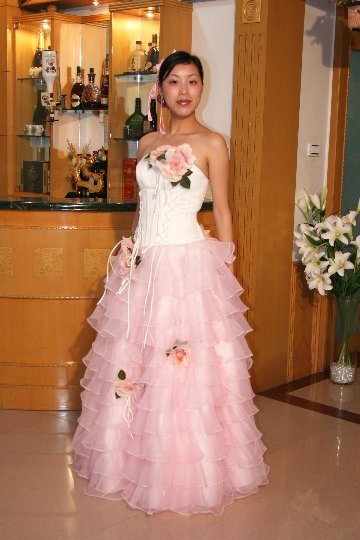 パーティードレス　レトロなコサージュとモダン風のドレスをミックスした１着　パニエを付ければ、スレンダーとしても着用可能の画像