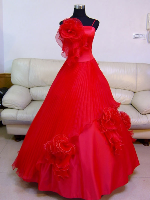 パーティードレス　加藤ローサさん着用　ツーショルダー　プリンセスライン　赤　ホワイトの画像