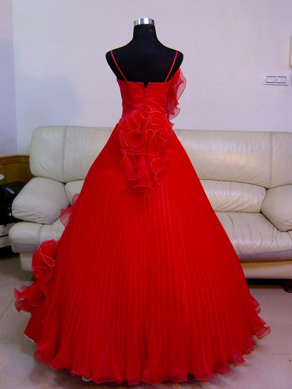 パーティードレス　加藤ローサさん着用　ツーショルダー　プリンセスライン　赤　ホワイトの画像