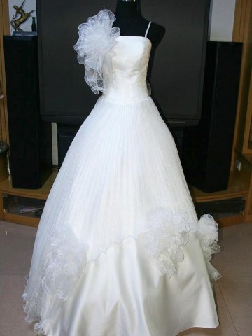 パーティードレス　加藤ローサさん着用　ツーショルダー　プリンセスライン　赤　ホワイトの画像