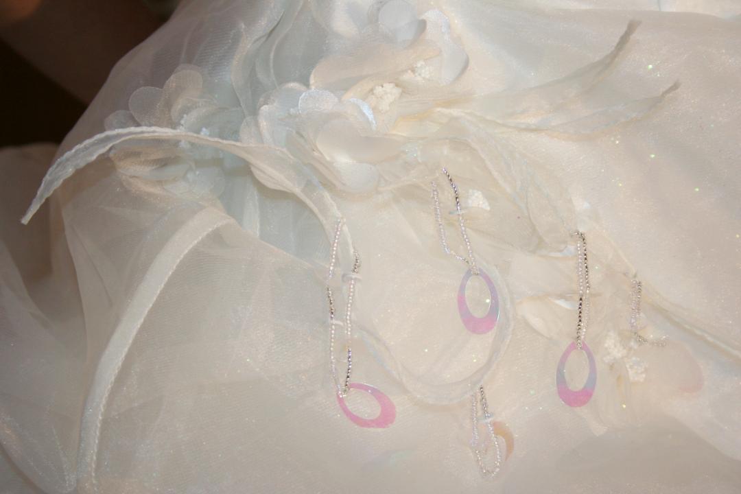 ウエディングドレス  プリンセスライン　白　水色　ピンク　色展開バリエーション豊富画像