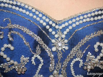 パーティードレス　カラードレス　プリンセスライン　全身模様がなんと！全部素敵な手縫い刺繍の画像