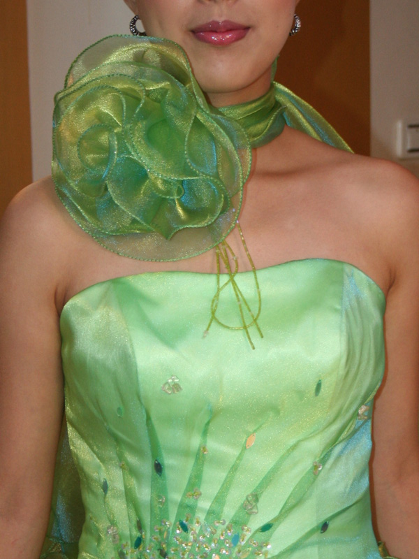 パーティードレス　ネオン色に変化するオーガンジー　緑　オレンジ　レッド　チョーカー付属の画像