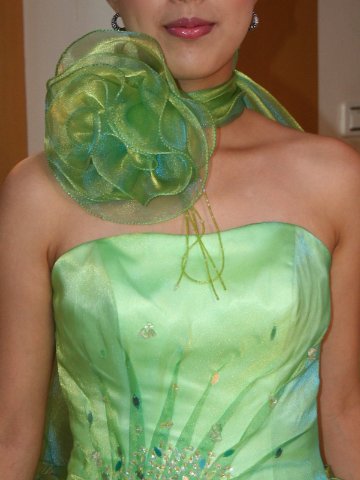 パーティードレス　ネオン色に変化するオーガンジー　緑　オレンジ　レッド　チョーカー付属の画像